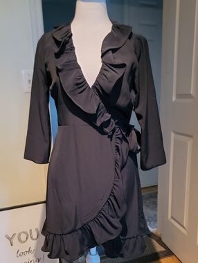 Top Shoo Size 4Women’s Black Ruffle Wrap Dress - Elegant V-Neck Style